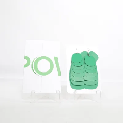 Oorbellen (Tror det var Vivid Green i storlek L) van POW Studio Onbekend materiaal