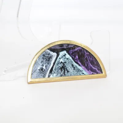 Brosch (Flerfärgad) Okänd metall