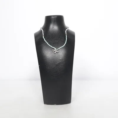 Halsband (Grön, Vit, Silverfärgad) Okänd metall