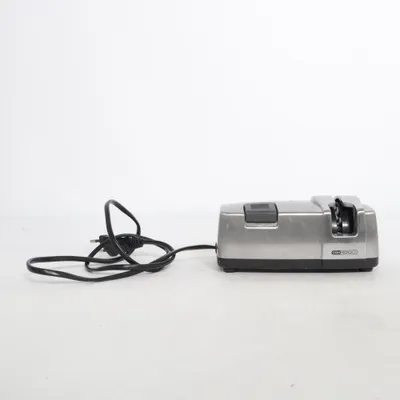 Knivhvæsser (OBH Nordica • knivslip • elektrisk knivslip • knivslipare • kitchen gadget • kökstillbehör • slipmaskin knivar • knife sharpener • köksmaskin • skärpa knivar • hushållsmaskin • stainless steel • smart kitchen • home chef • cooking essentials • kitchen organization • matlagning • premium kitchen tools • vardagssmart • minimalist kitchen • foodie lifestyle • easy cooking) fra OBH Nordica