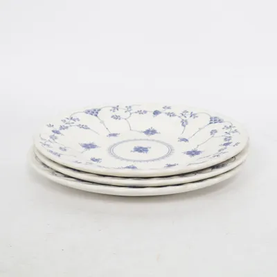Bord (Churchill • Finlandia • tallrik • blåvit tallrik • blommig tallrik • engelskt porslin • scalloped edge • floral dinnerware • vintage porslin • dukning • cottagecore • grandmillennial • blue & white china • new nostalgia) van Churchill