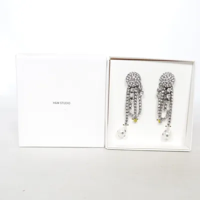 Clip-Ohrringe (Silber, Weiß) von H&M Studio Unbekanntes Metall