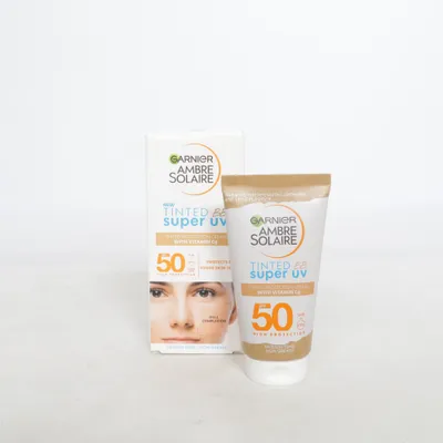 Solskyddsfaktor (Ambre Solarie Tinted BB Super UV - SPF 50) från Garnier