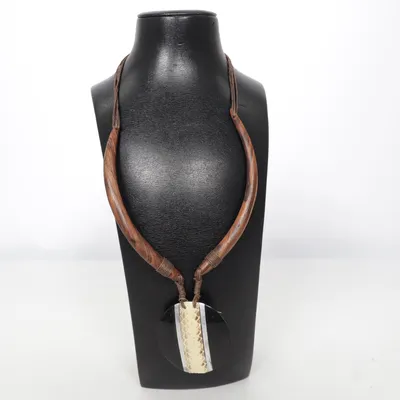 Halsband (Brun, Flerfärgad) Bärnsten, Okänd metall