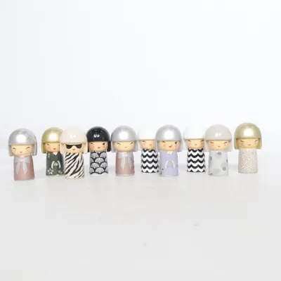 Kokeshi  (Multicolore) de With Love Skincity