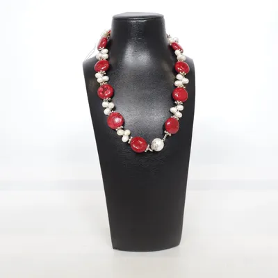 Halsband (Röd, Vit, Silverfärgad) Okänd metall