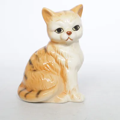 Figurine (Brown, White)