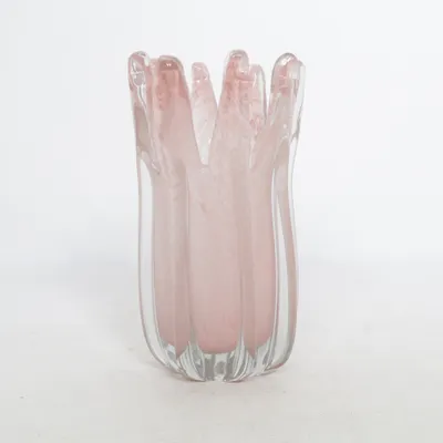 Maljakko (Krona är en dekorativ vas tillverkad helt i glas. Formen påminner om en kungakrona. Vasen har en vacker ljusrosa ton.) kohteesta Mio