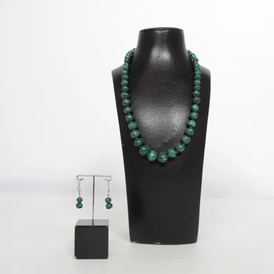 Sieradenset (Äkta malakiter, halsband och örhängen) Onbekend materiaal
