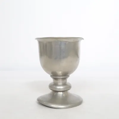 Vinglas (Ljung Uti Lund vinglas, tennbägare, metallbägare, silverfärgat glas, vinglas i metall, bägare på fot, snapsbägare, pokalglas, vintage bägare, retro bägare, tennkänsla, rustik bägare, samlarobjekt, svensk vintage, klassisk bordsdekor, dukning, midsommar dukning, kräftskiva, sommarfest, herrgårdsstil, stuginredning, jaktstuga, minivas, prydnadsbägare, dekorativt glas, silverdetalj, antik stil, lantlig inredning) från Ljung Uti Lund
