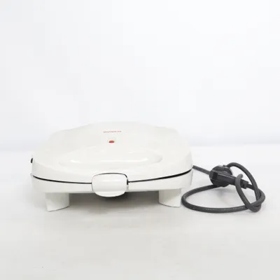 Panini grill (Bosch smörgåsgrill, Bosch toastjärn, smörgåsgrill, toastjärn, smörgåsjärn, sandwich maker, paninigrill, panini maker, bordsgrill, elgrill, elektrisk grill, toast, varma mackor, grillade mackor, frukost, brunch, snabb mat, enkel matlagning, köksapparat, köksmaskin, kompakt grill, vit smörgåsgrill, retro kök, studenthem, första hemmet, sommarstuga, fritidshus, campingkök, kökstillbehör, hushållsapparat, Bosch kök) fra Bosch