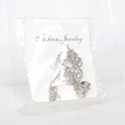 Brosch (Silverfärgad) Okänd metall