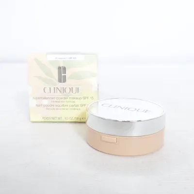 Puder (superbalanced powder makeup SPF 15) från Clinique