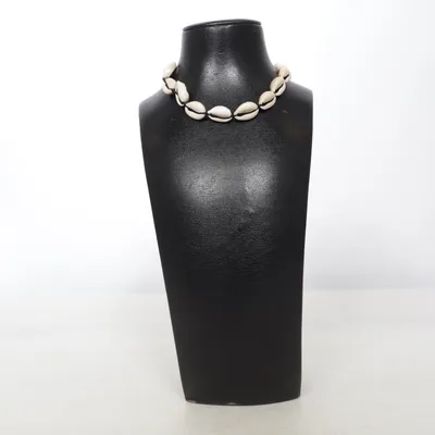 Halsband (Beige, Svart) Snäckor