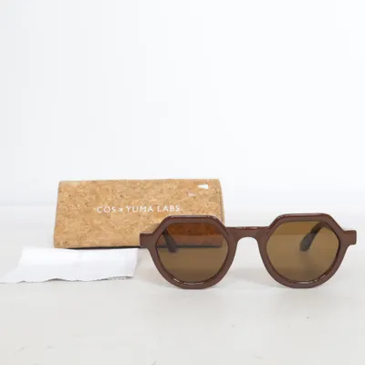 Sonnenbrille (Braun) von COS x Yuma Labs