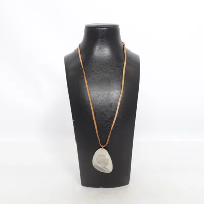 Halsband (Silverfärgad, Brun) från Svenskt Tenn Okänd metall