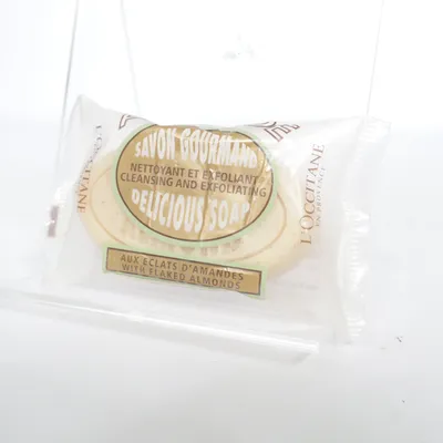 Blokzeep (Almond Cleansing and Exfoliating Delicious Soap) van Loccitane