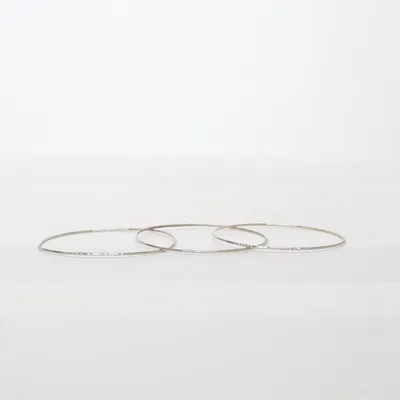 Armring (Silverfärgad) Okänd metall