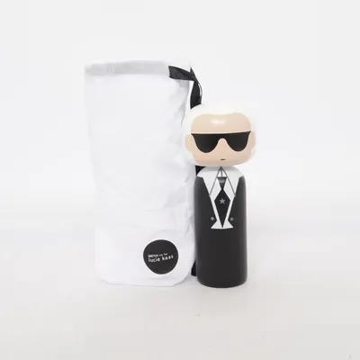 Speelgoedfiguur (Karl Lagerfeld) van Lucie Kaas