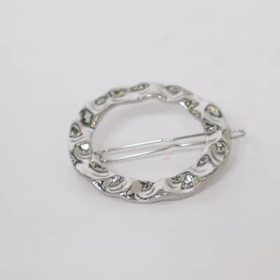 Brosch (Silverfärgad) Okänd metall