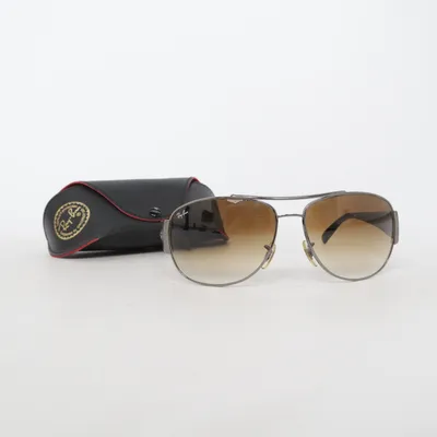 Solglasögon (RB 3358) från Ray-Ban