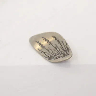 Brosch (Grå) Okänd metall