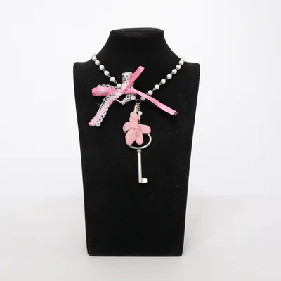 Collier (Blanc, Rose, Argent) Métal inconnu