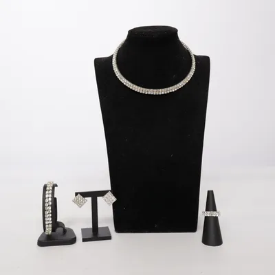 Smyckesset (Silverfärgad) Okänd metall