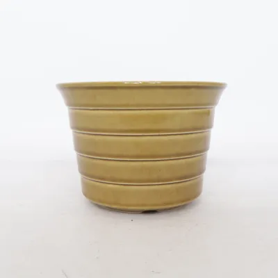 Blumentopf (planter · plant pot · ceramic · ribbed · striped · minimalist · Scandinavian · Nordic design · mid-century modern · retro · vintage-inspired · earthy · natural tones · wabi-sabi · Japandi · organic modern · neutral · shelf styling · home decor · small planter · boho · fairy) von Arabia Finland