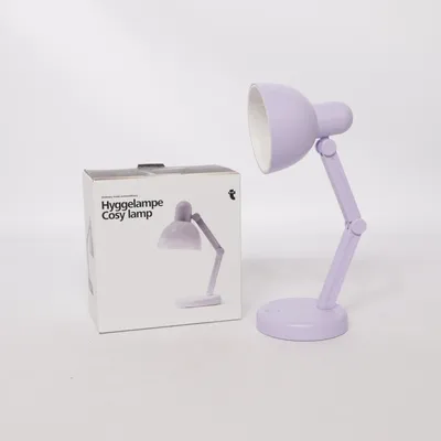 Skrivbordslampa (Lila) från Flying Tiger