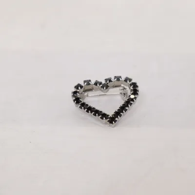 Brosch (Svart) Okänd metall