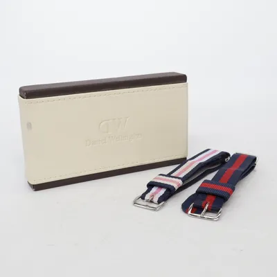 Klockarmband (Blå, Vit, Röd, Rosa) från Daniel Wellington