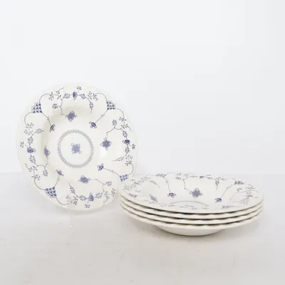 Djup tallrik (Churchill • Finlandia • The Georgian Collection • tallrikar • blåvitt porslin • blommigt porslin • musselmalet stil • scalloped edge • vintage • Staffordshire • tablescape • grandmillennial • blue & white china) från Churchill