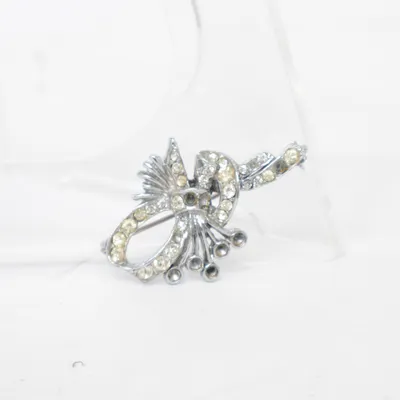 Brosch (Silverfärgad) Okänd metall