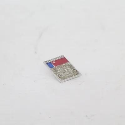 Brosche (Silber, Rot, Blau) Unbekanntes Metall