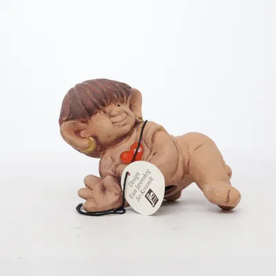 Figurin (Brun, Röd, Guldfärgad) från Design Eva Jarenskog