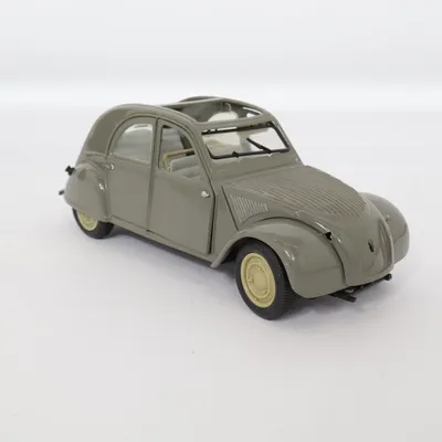 Voiture jouet (2Cv) de Maisto