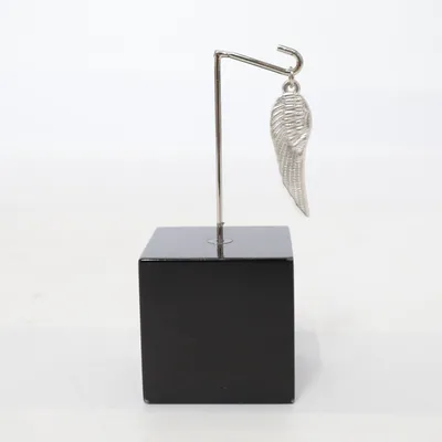 Hänge (Vinge) Okänd metall