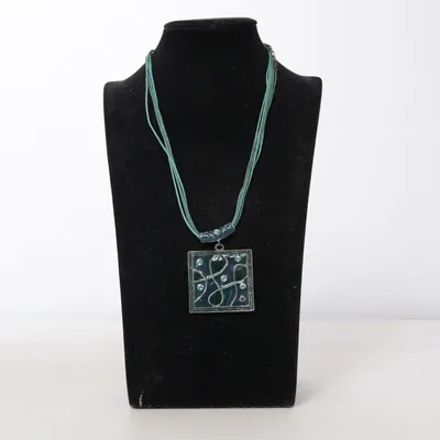 Halsband (Grön, Svart, Turkos) Okänd metall