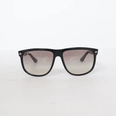 Solglasögon (RB 4147) från Ray-Ban