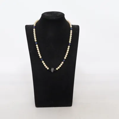 Collier (Blanc, Bleu, Noir) de Designers Métal inconnu