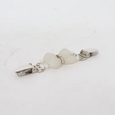 Broche (Blanc, Argent) Métal inconnu