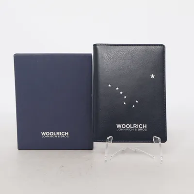 Reisepasshülle (Schwarz) von Woolrich John Rich&Bros