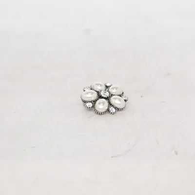 Brosch (Vit, Silverfärgad) Okänd metall