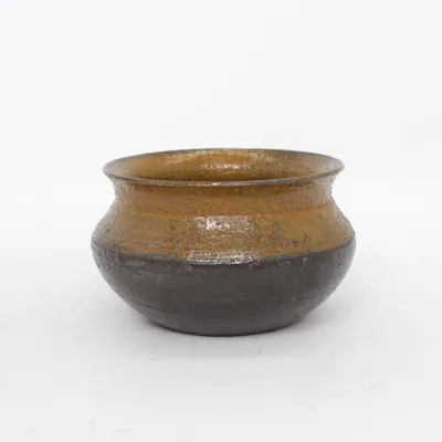 Kruka (Eva de Eva kruka, keramikkruka, keramikskål, brun kruka, brun keramik, rustik kruka, vintage keramik, retro keramik, liten kruka, växtkruka, ytterkruka, prydnadskruka, dekorativ skål, handgjord känsla, stengods, lantlig inredning, boho inredning, wabi sabi, jordnära inredning, naturtoner, brun glasyr, glaserad keramik, keramikkonst, samlarobjekt, unik kruka, kruka till suckulent, kruka till kaktus, sommarstuga, cottagecore, japandi, skandinavisk rustik stil) från Eva de Eva