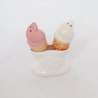 Salt & pepper shakers (White, Pink, Multicolored)