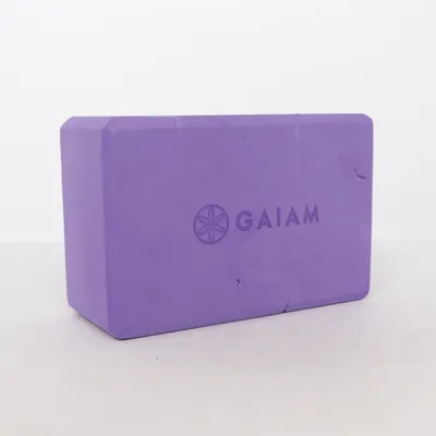 Yogablock (yoga block, yoga brick, Gaiam yoga block, foam yoga block, purple yoga block, fitness accessory, yoga equipment, pilates block, stretching aid, balance support, flexibility training, home workout gear, gym accessory, lightweight block, durable foam, soft support, non slip surface, meditation props, yoga essentials, beginner yoga, advanced yoga, mobility training, rehabilitation exercise, core training, stability tool, wellness gear, mindfulness practice, relaxation aid, home gym setup, portable fitness, compact size, workout support, stretching tool, body alignment aid, posture support, yoga studio gear, self care routine, holistic wellness, calm aesthetic, minimal fitness gear) från Gaiam