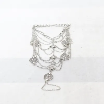 Kroppssmycke (Silverfärgad) Okänd metall