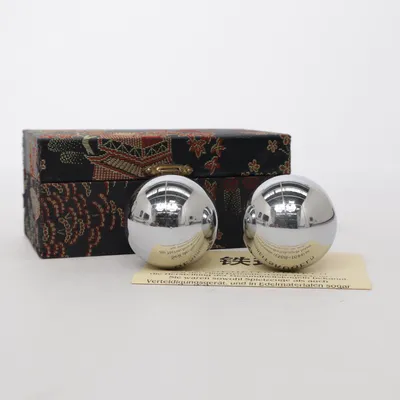 Exercise balls (Gesundheitskugeln mit innenliegendem Glockenmechanismus in seidenbespannter Originalbox + Gebrauchsanleitung)