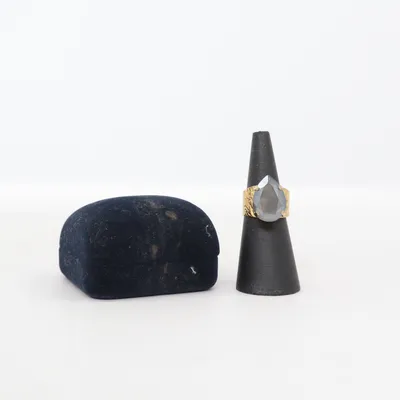 Ring (Guldfärgad, Grå) från Caroline Svedbom Okänd metall